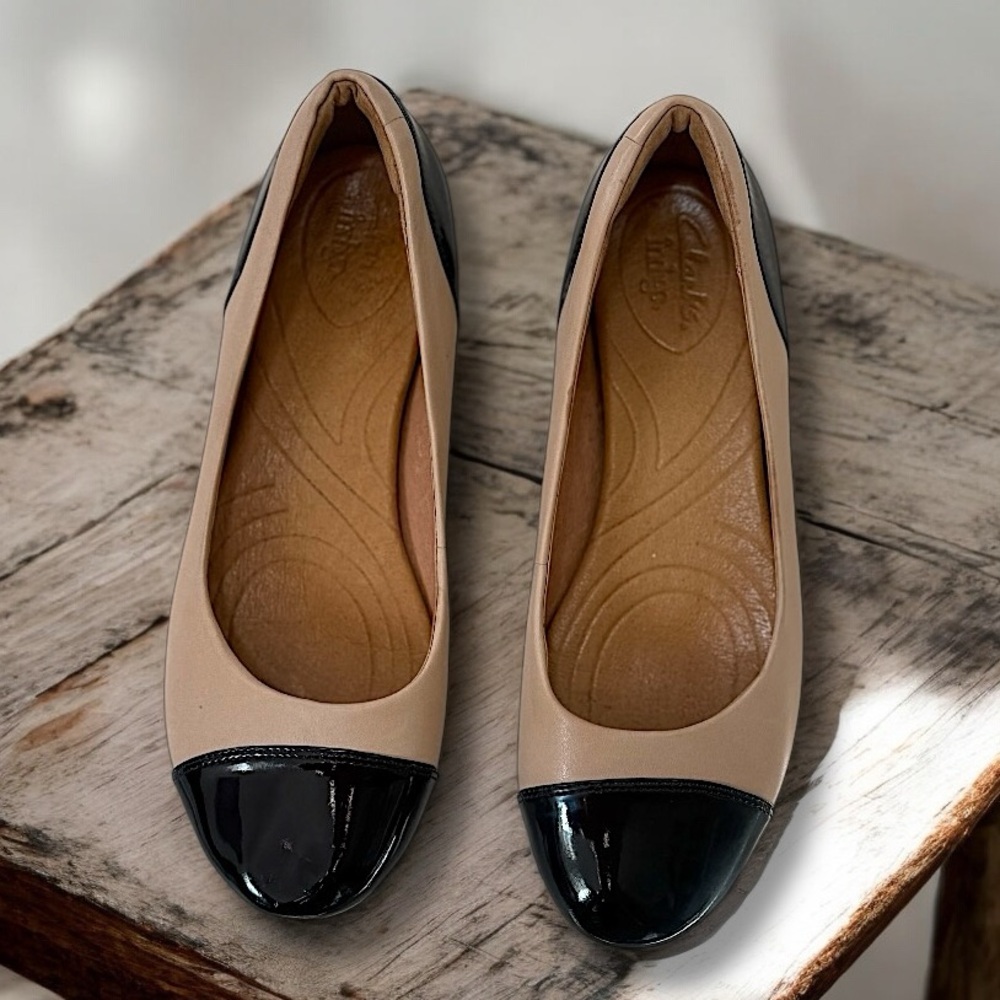 Clarks nude leather captoe comfort flats size 8 100% leather padded work dress